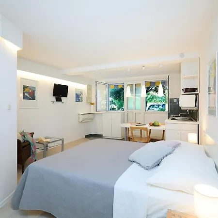 Hedera Estate, Hedera 6